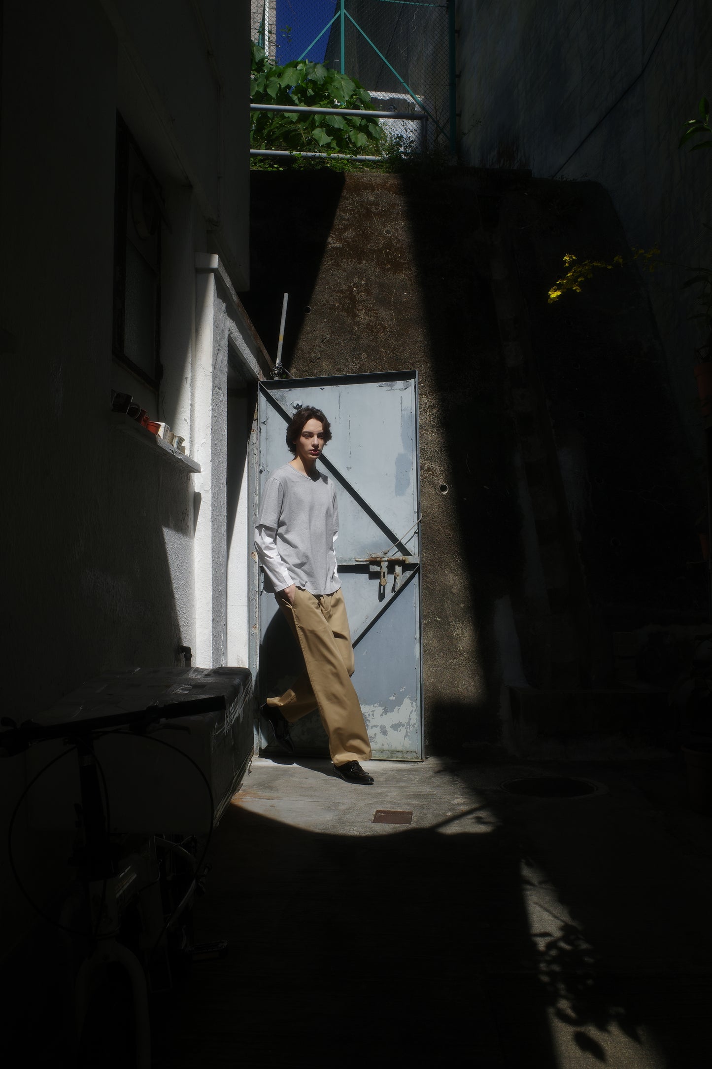 Brad Double-sleeve Tee in Grey/White